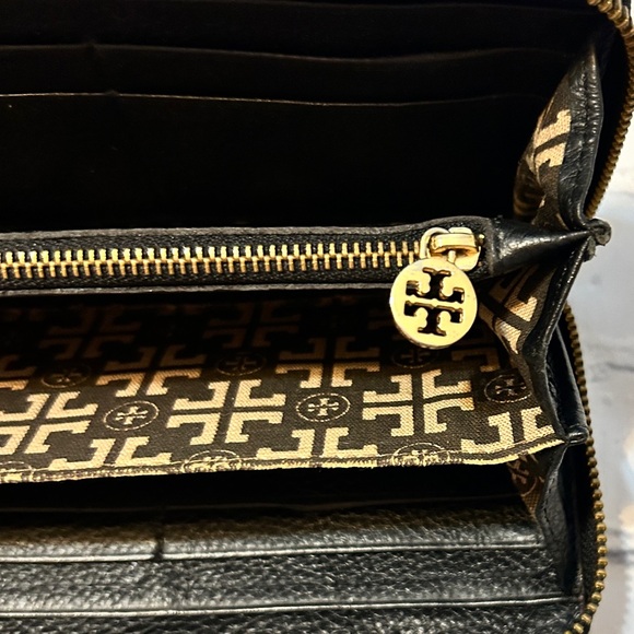 Tory Burch Black Croc-Embossed Long Zippy Wallet With Interior Logo Pattern - Picture 12 of 14